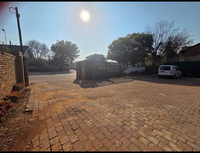 6 BEDROOM HOUSE FOR SALE IN HILLCREST